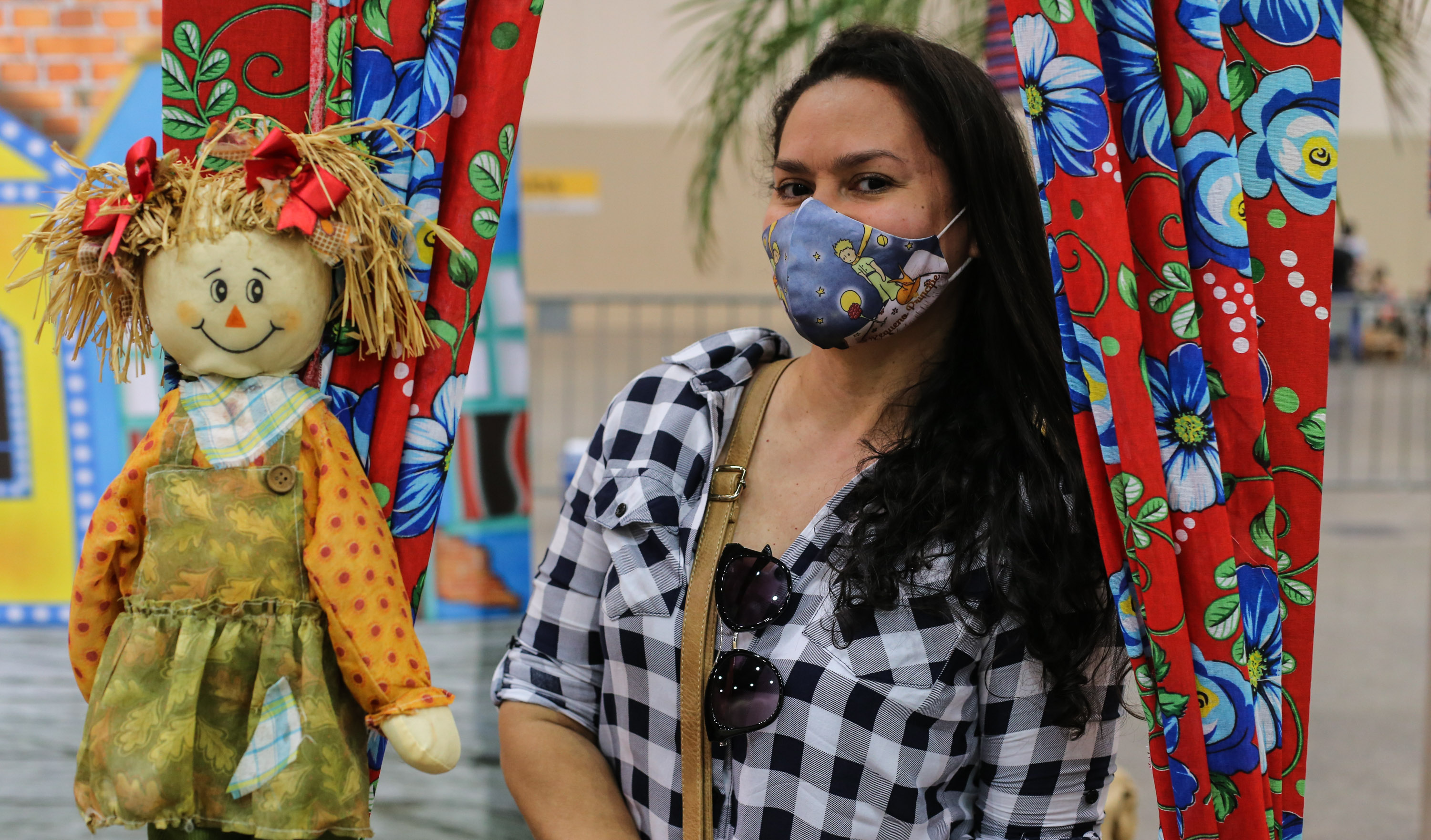 mulher de máscara posa para a foto